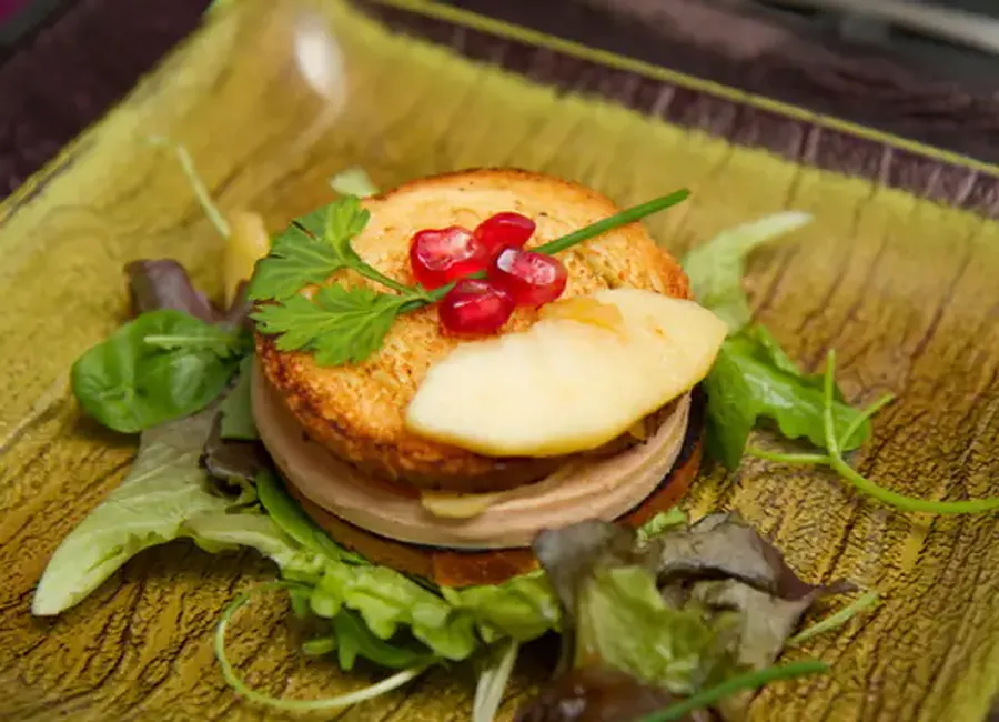 Mille-feuille de foie gras aux pommes et grenades