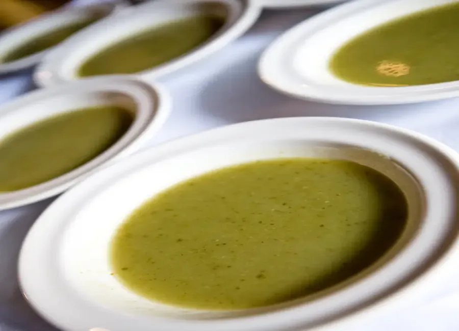 Soupe à la courgette et aux légumes verts