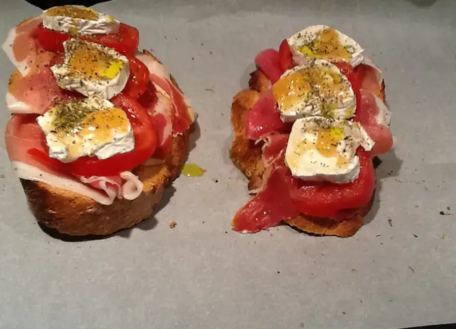 Tartines tomates-chèvre au miel