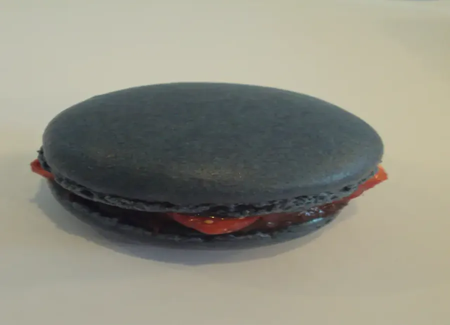Macaron ganache chocolat noir fraise et vin rouge