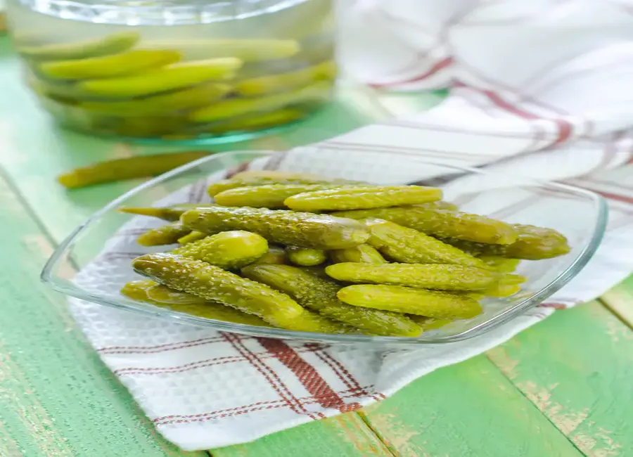 Conserves de petits cornichons au vinaigre