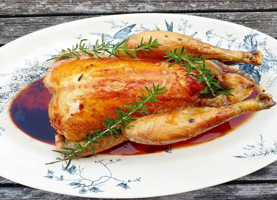 Poulet rôti au thym et à l'ail sauce vin rouge