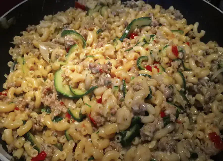 Méli mélo de pâtes, courgettes et viande hachée