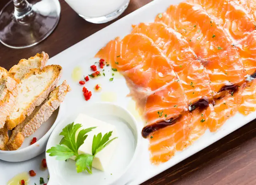 Carpaccio de saumon cru à l'aneth