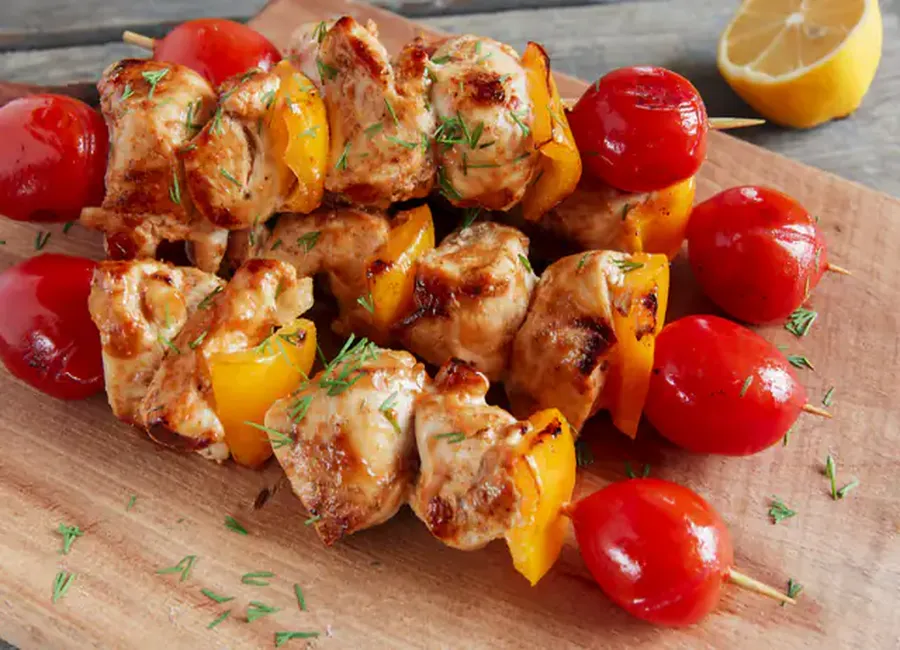 Brochettes boeuf-poulet et légumes
