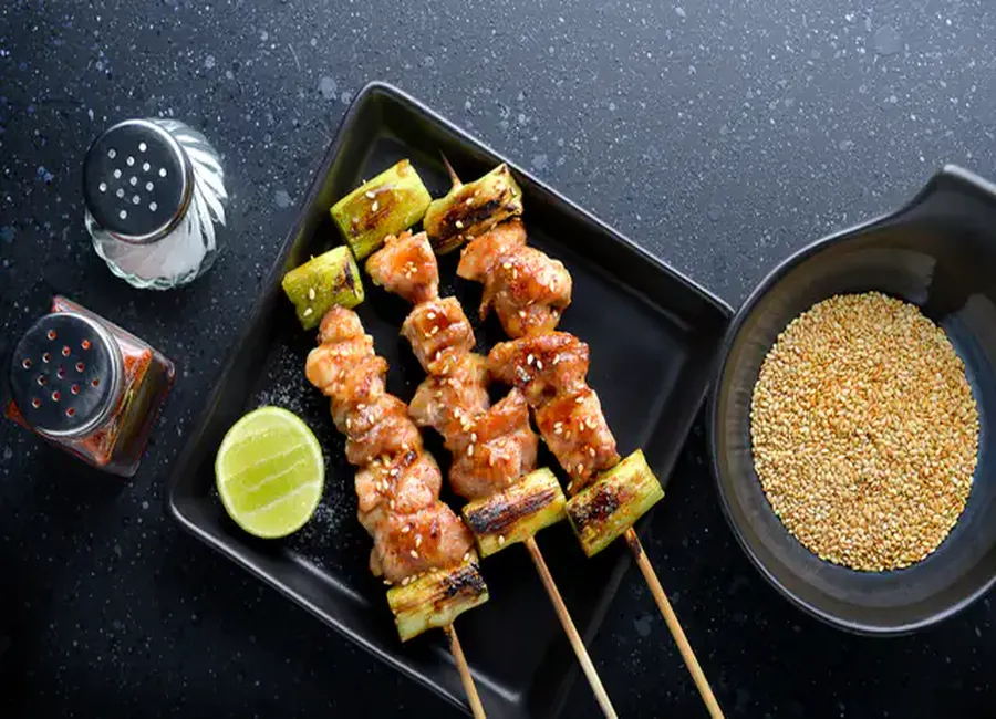 Brochettes de poulet marinées au sésame