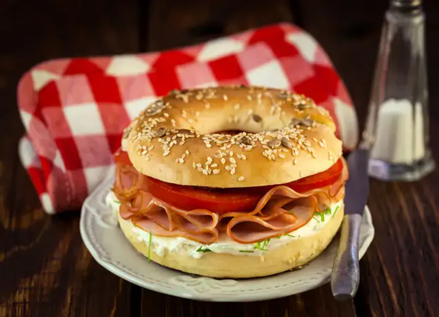 Bagel au bacon et au poulet