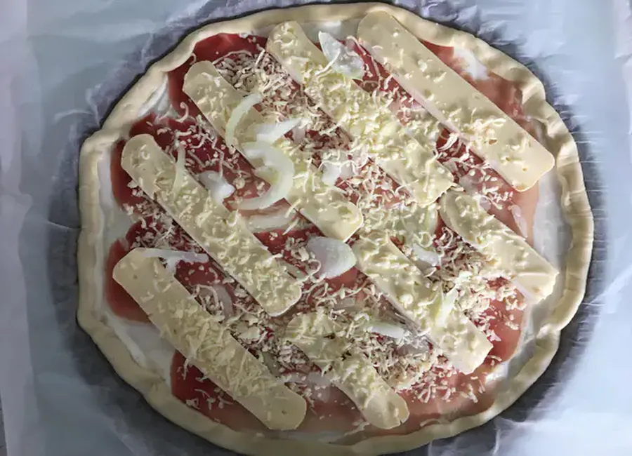 Pizza au jambon et reblochon