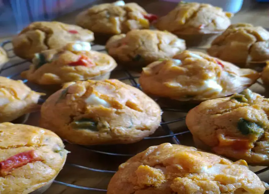 Muffins poivron, tomate séchée, feta et basilic