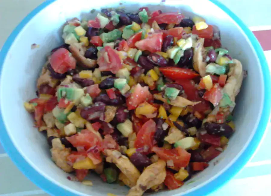 Salade de haricots rouges, poulet mariné et crudités