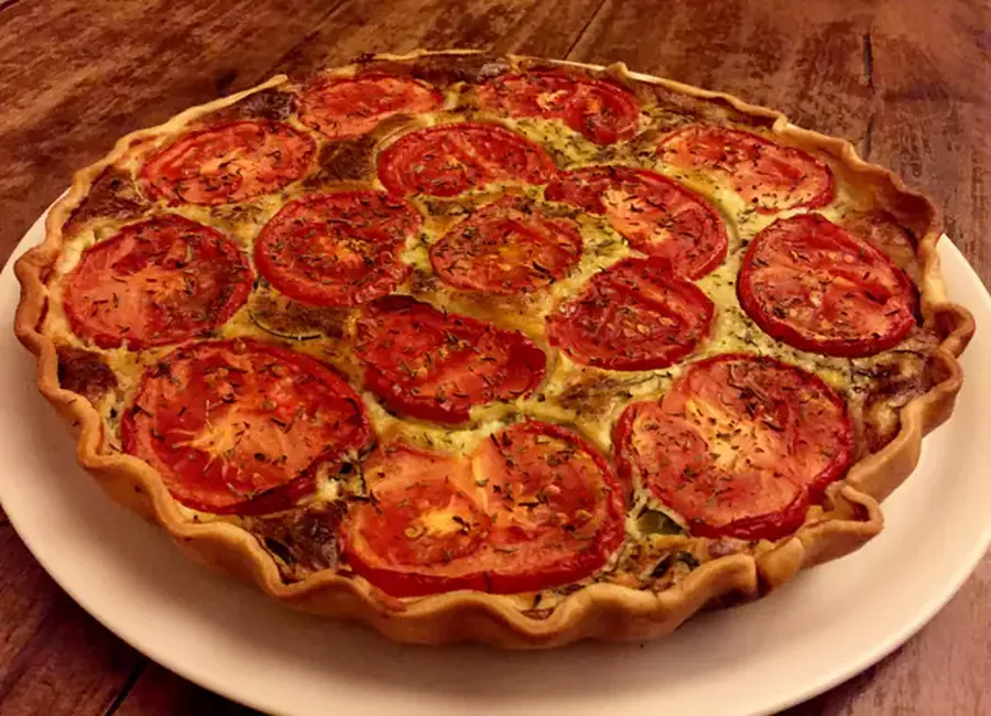 Tarte à la courgette, tomate et roquefort