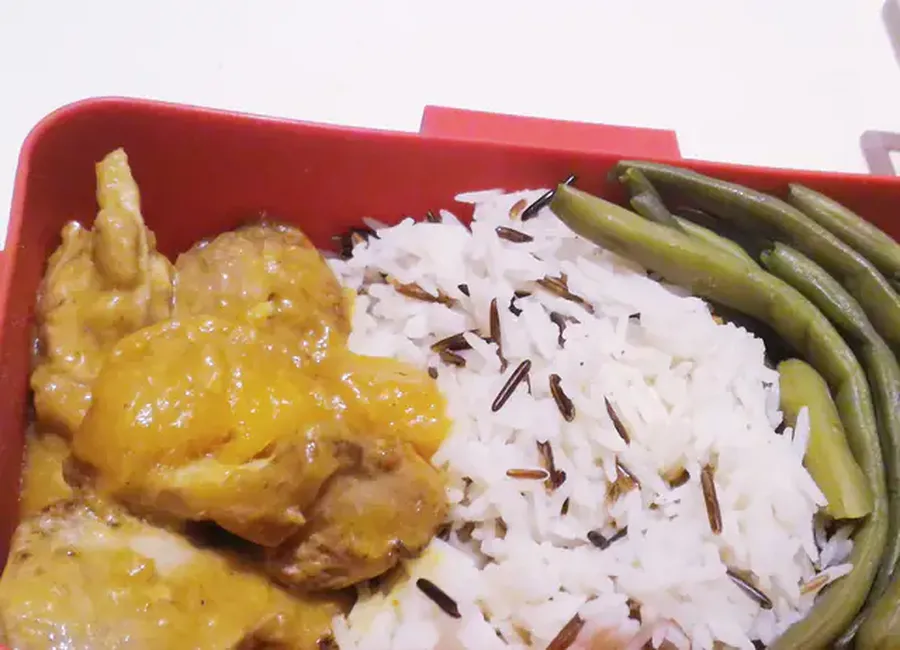 Poulet aux pêches et aux mangues