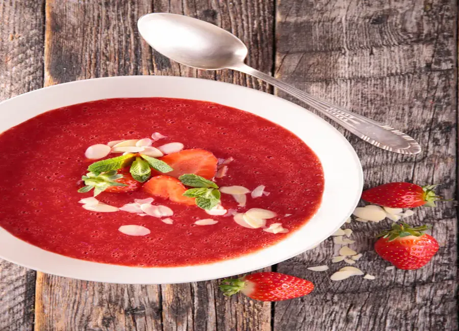 Soupe de fraises au carré salade