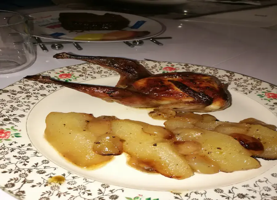 Cailles au miel sur poires
