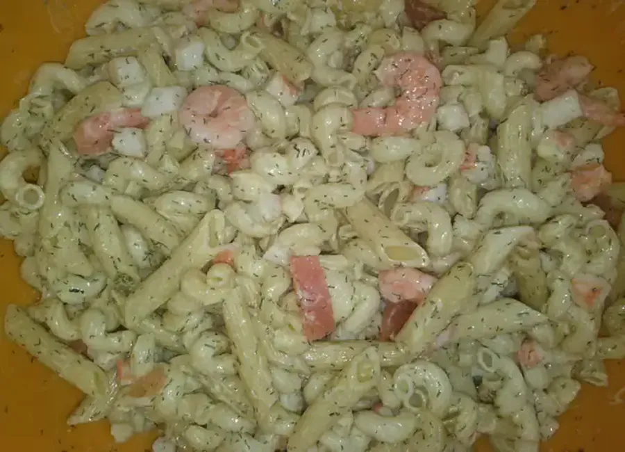 Salade de pâtes au saumon et crevettes
