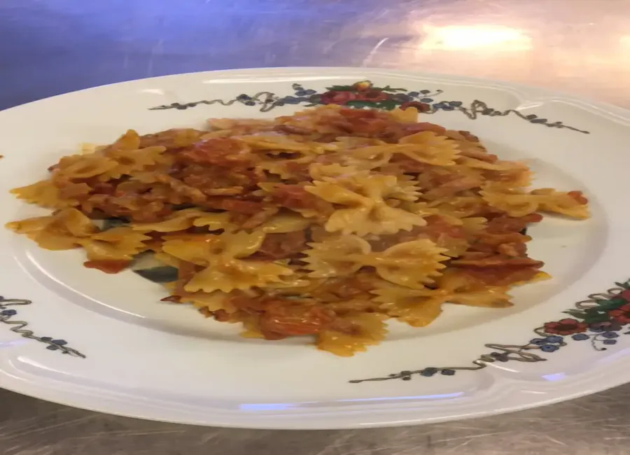 Pâtes sauce tomate-roquefort-lardons