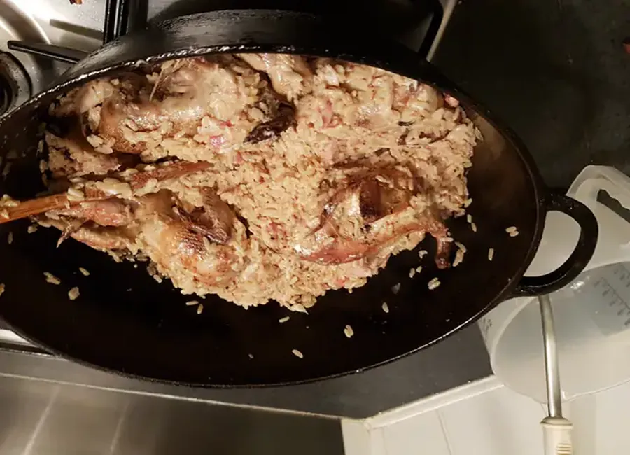 Cailles au four et riz pilaf aux lardons