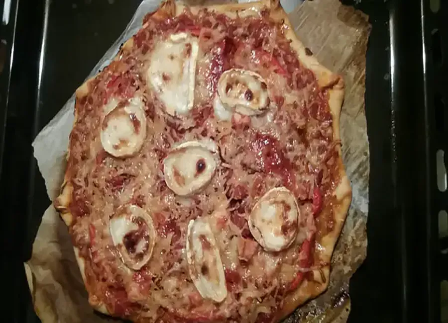 Pizza miel chèvre...(mélange des pizzas traditionnelles)
