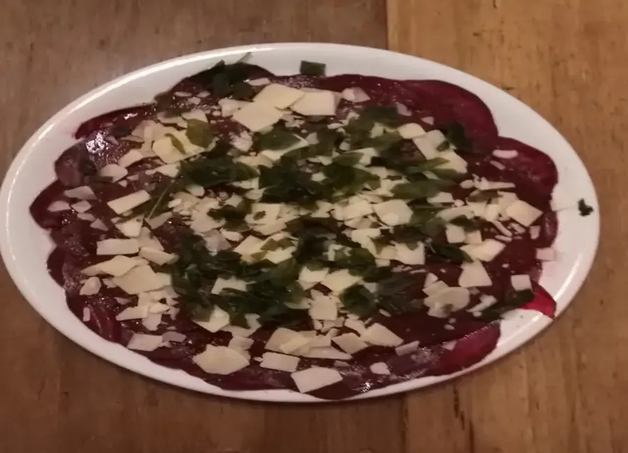 Carpaccio de betterave crue, parmesan et basilic