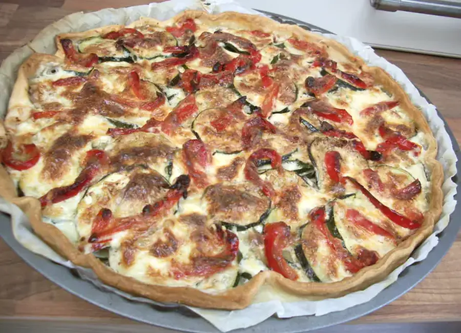 Tarte aux courgettes, aux poivrons, et aux lardons