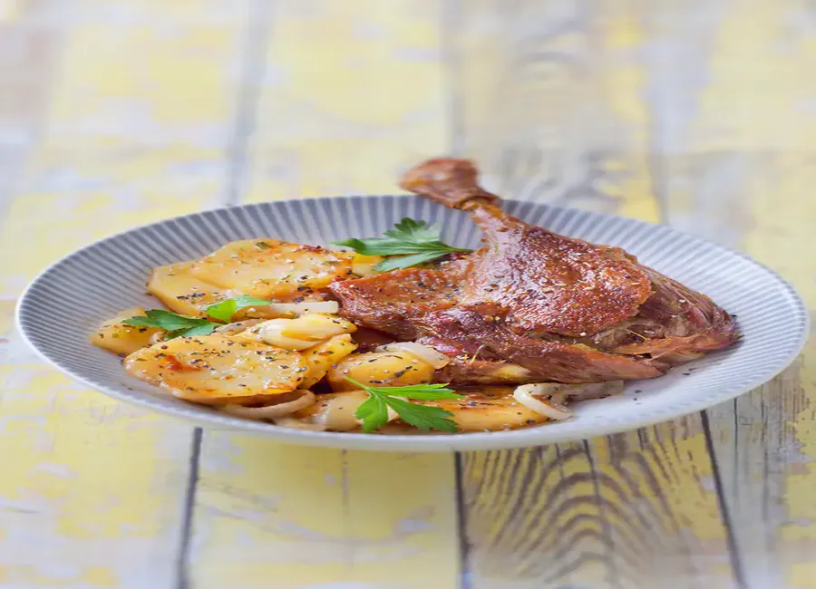 Cuisses de canard aux pommes de terre confites