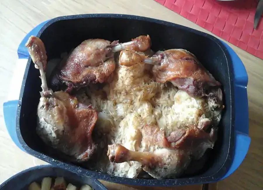 Cuisse de canard à la choucroute de rave