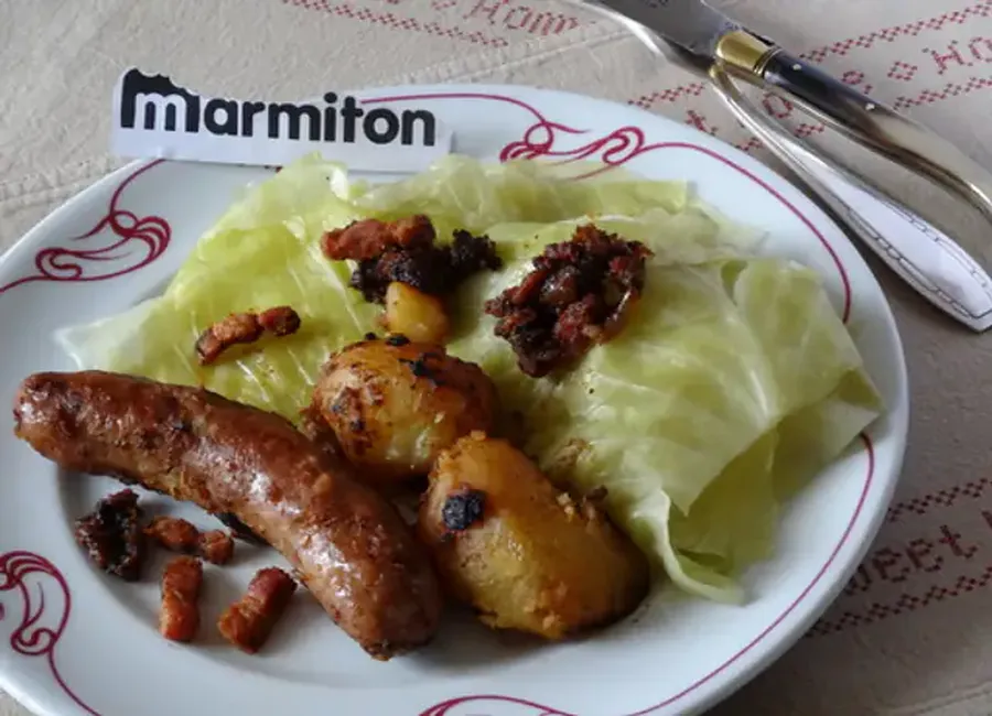 Potée de chou vert à la saucisse et à la fondue d'oignons