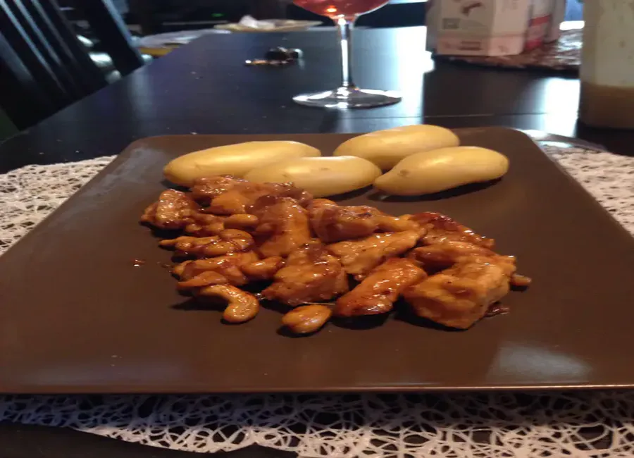 Poulet caramélisé et noix de cajou