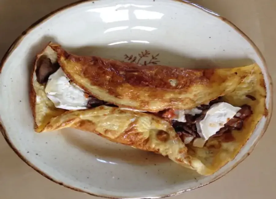 Omelette fromagère aux pommes de terre noisette & soupçon de viande hachée