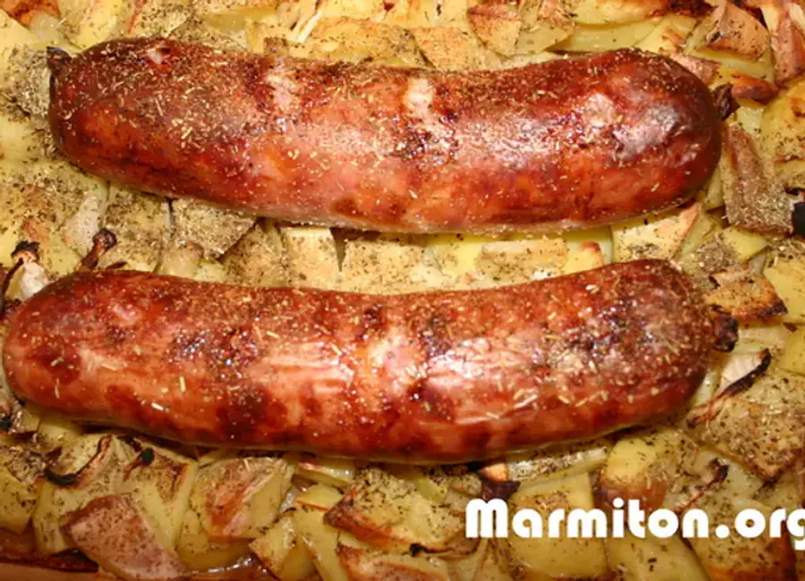 Saucisson au four et pommes de terre