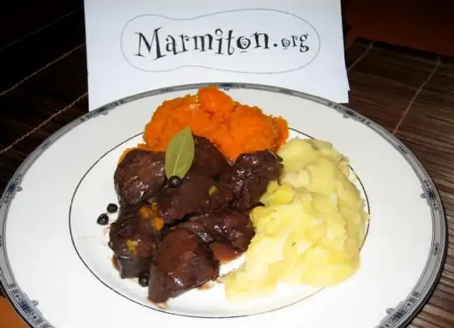 Civet de cerf sauce poivrade
