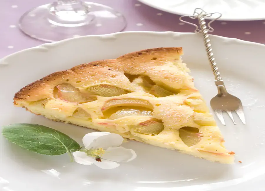 Gâteau fin à la rhubarbe