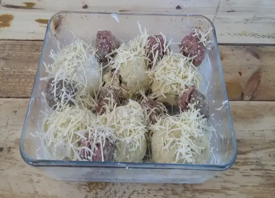 Boulettes de purée gratinées farcies à la viande