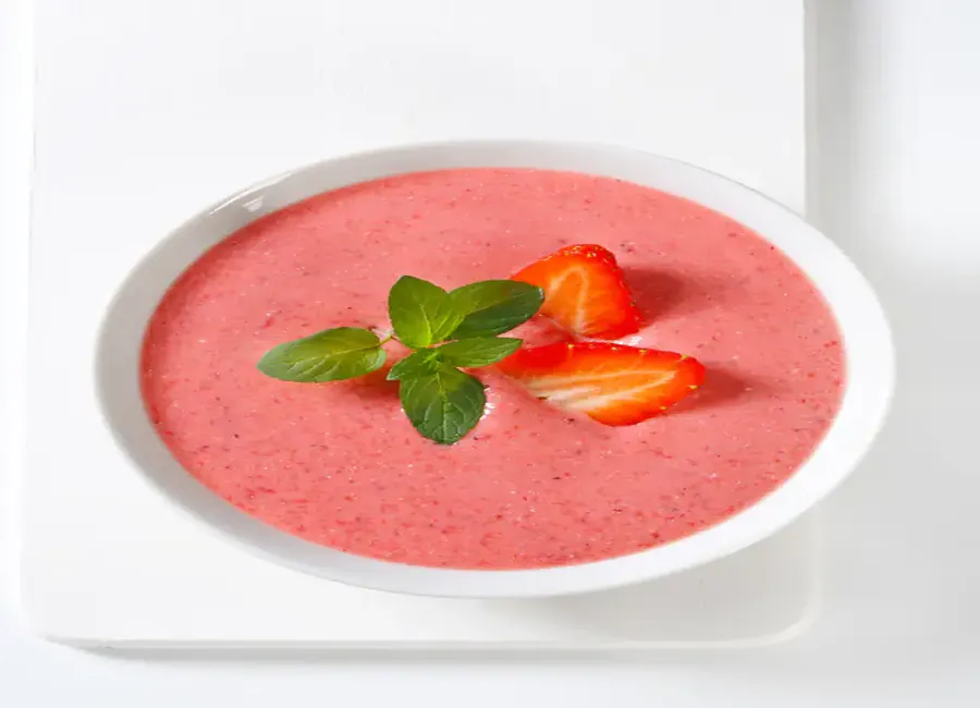 Soupe de fraises au thé vert à la menthe