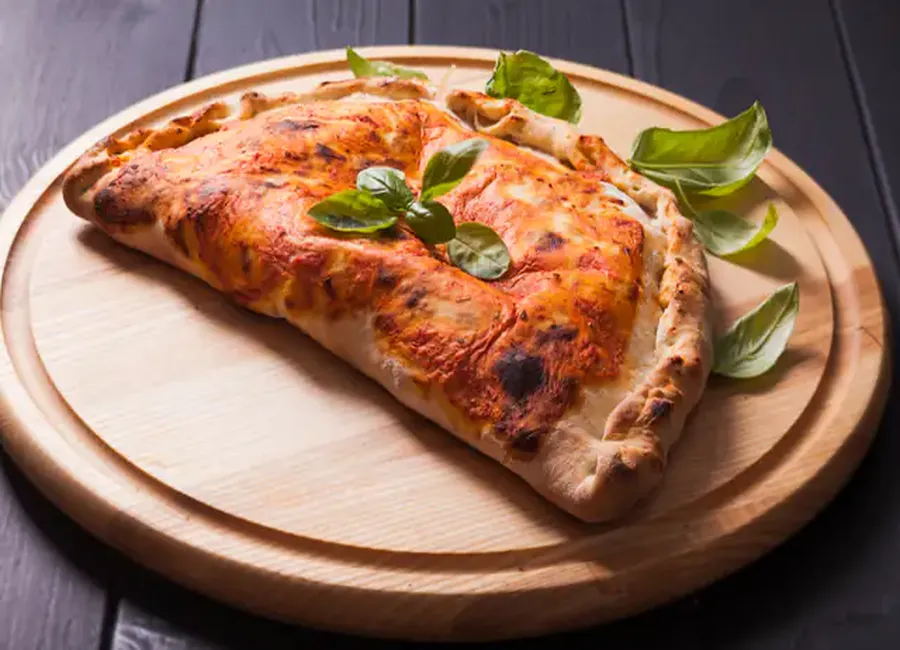 Pizza calzone au jambon et champignons