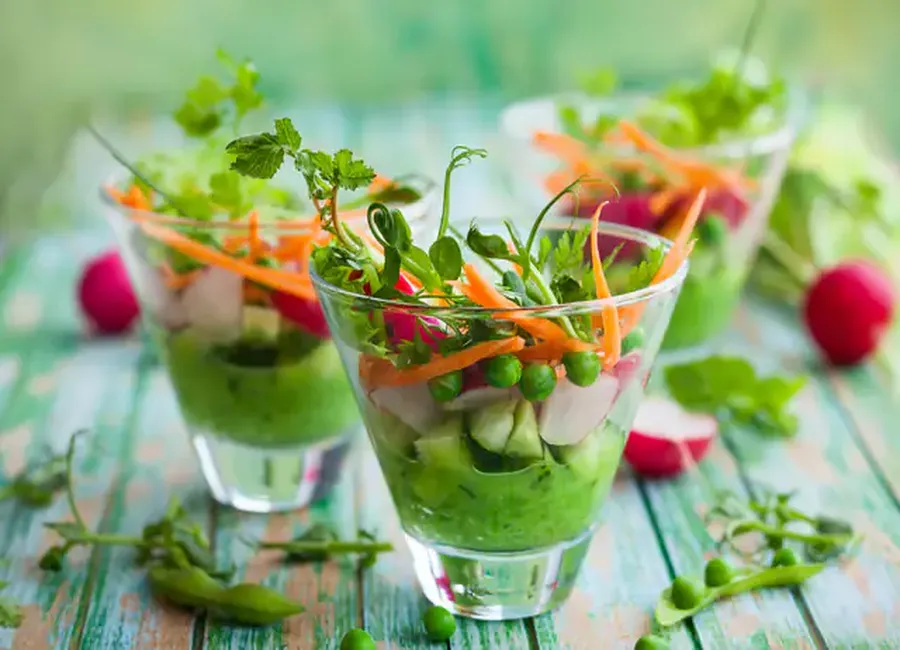 Verrines crème de petits pois et légumes croquants