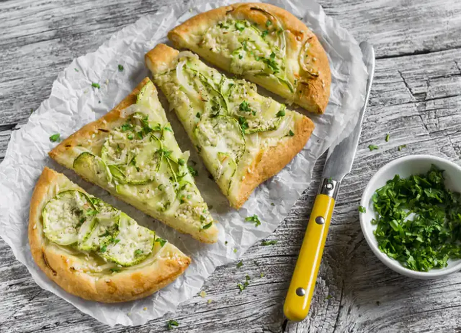 Pizza courgette oignon crème feta