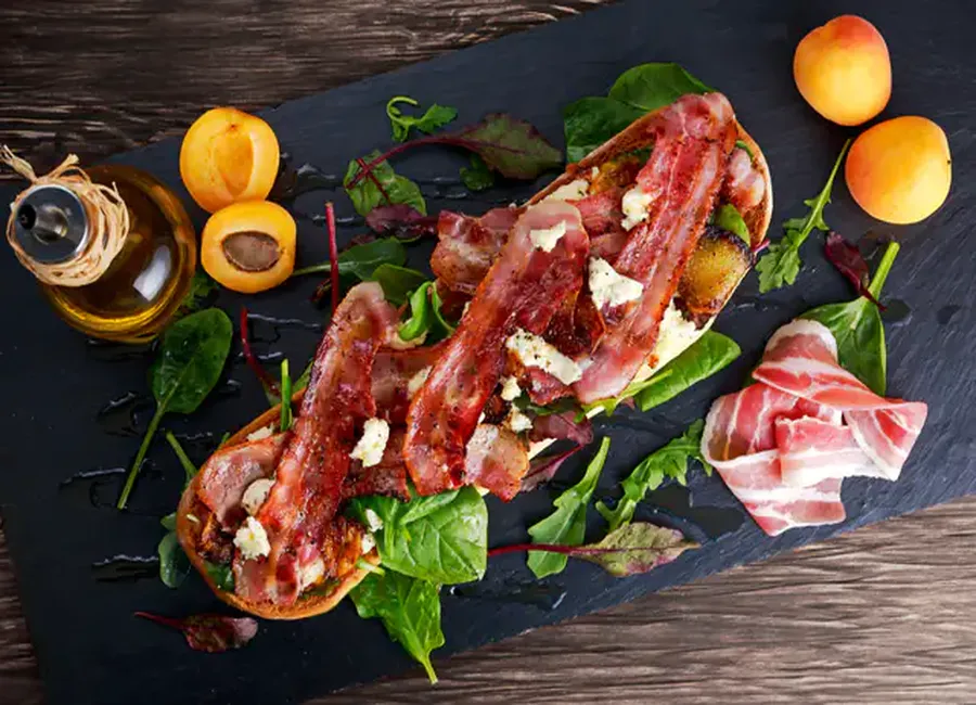 Ciabatta bruschetta aux abricots et au lard caramélisé