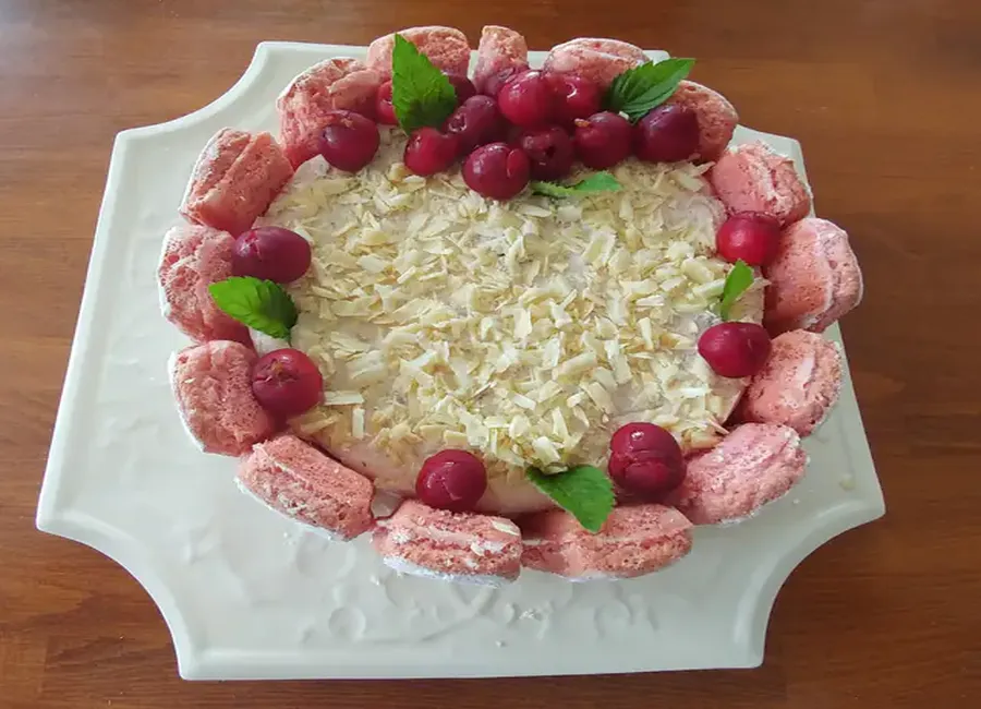Charlotte au kirsch, à la ricotta et aux cerises