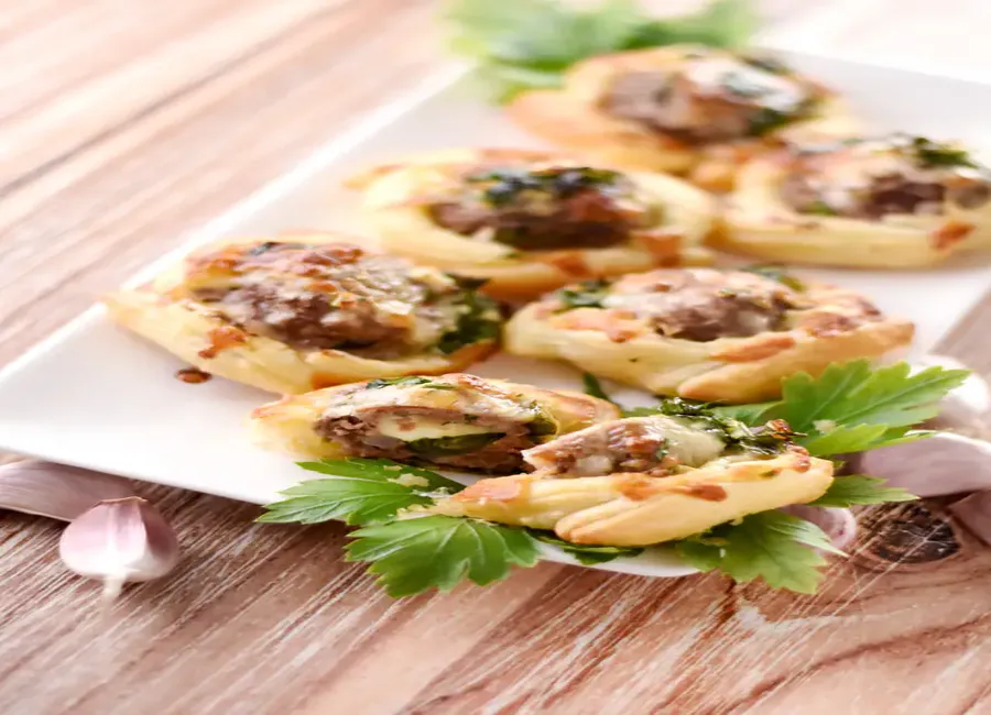 Roses feuilletées au boeuf et au fromage