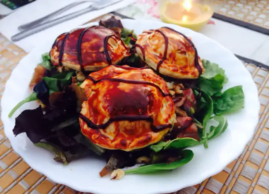 Salade de chèvre chaud, miel et noix