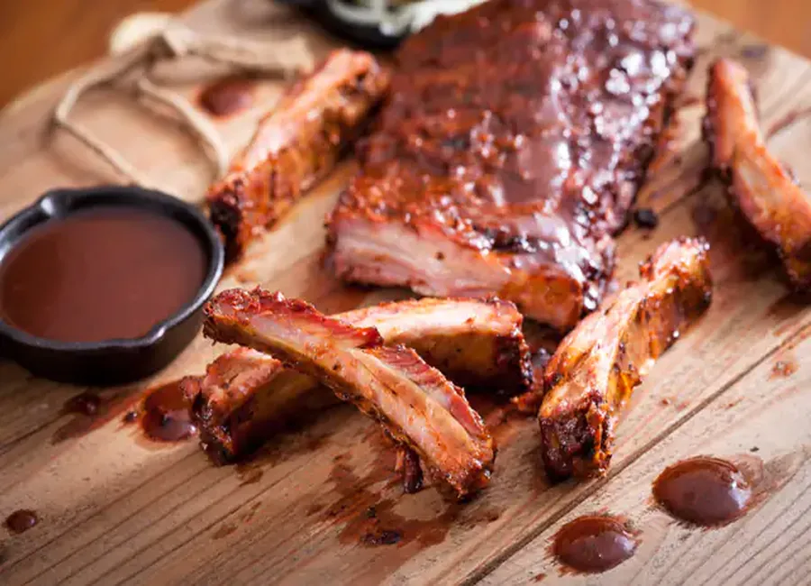 Travers de porc grillés à la sauce barbecue