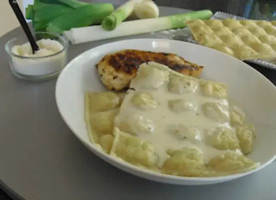Ravioles à la fondue de poireaux et sauce parmesan