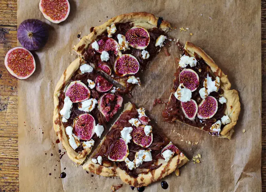 Pizza aux figues, chèvre et oignons caramélisés