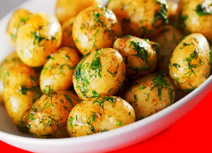 Pommes de terre rattes sautées à l'ail, laurier et thym