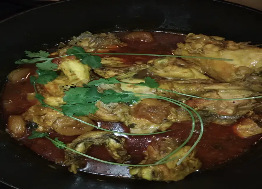 Tajine de poulet aux abricots et pignons de pin