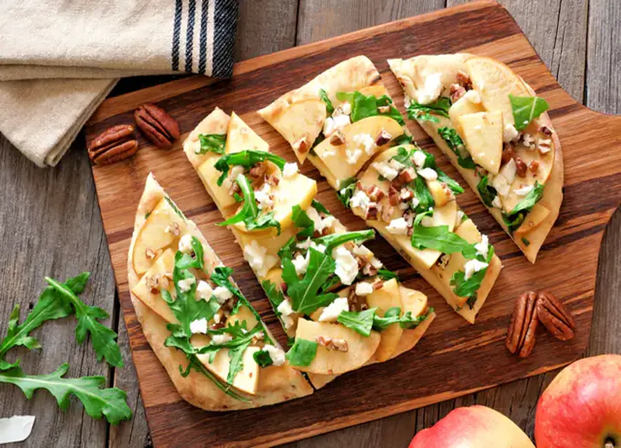 Pizza chèvre roquette noix et pommes rissolées au cidre brut igp de bretagne
