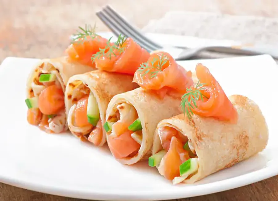 Nems de crêpe saumon fumé, concombre, oignon rouge