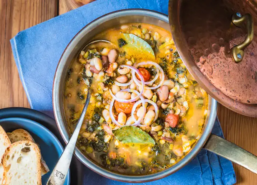 Ribollita / soupe de légumes toscane (italie)
