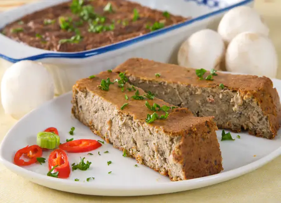 Gâteau de foies de volaille et quenelles sauce aurore